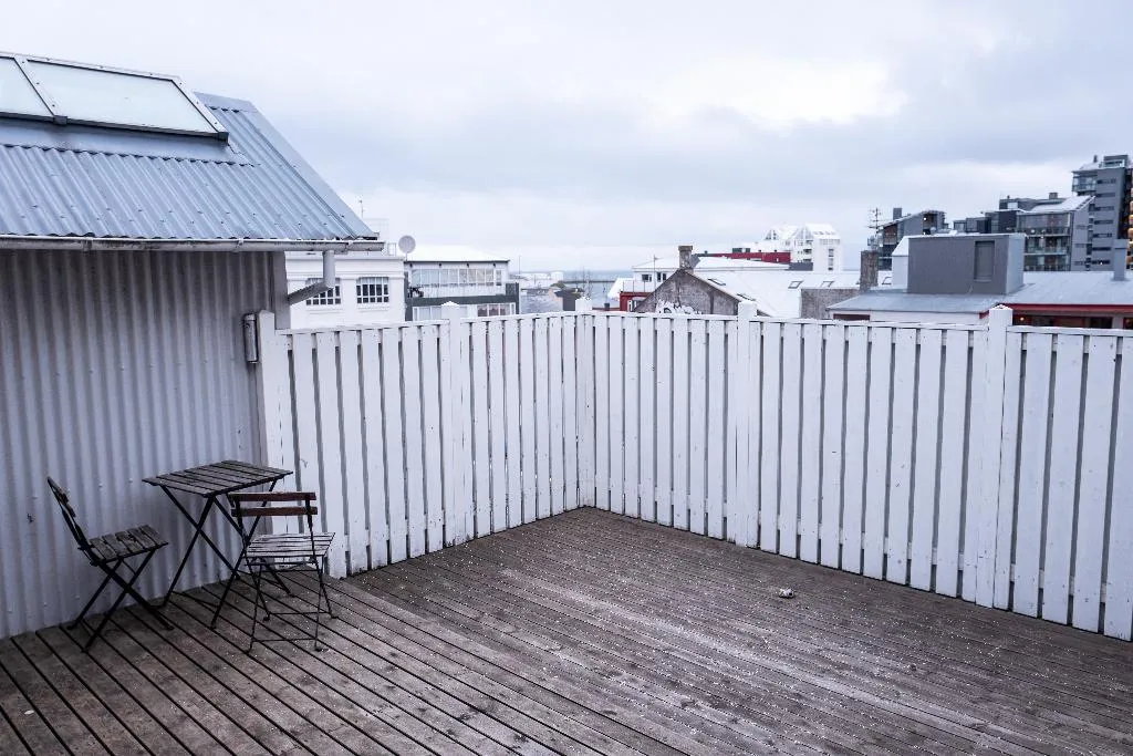 APARTMENT CAPACITY 6 TWO BEDROOMS Room, Luna Laugavegur 37, Reykjavik