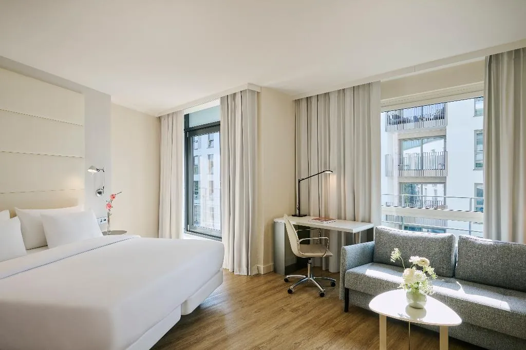 FAMILY ROOM STANDARD Room, NH Berlin Alexanderplatz, Berlin