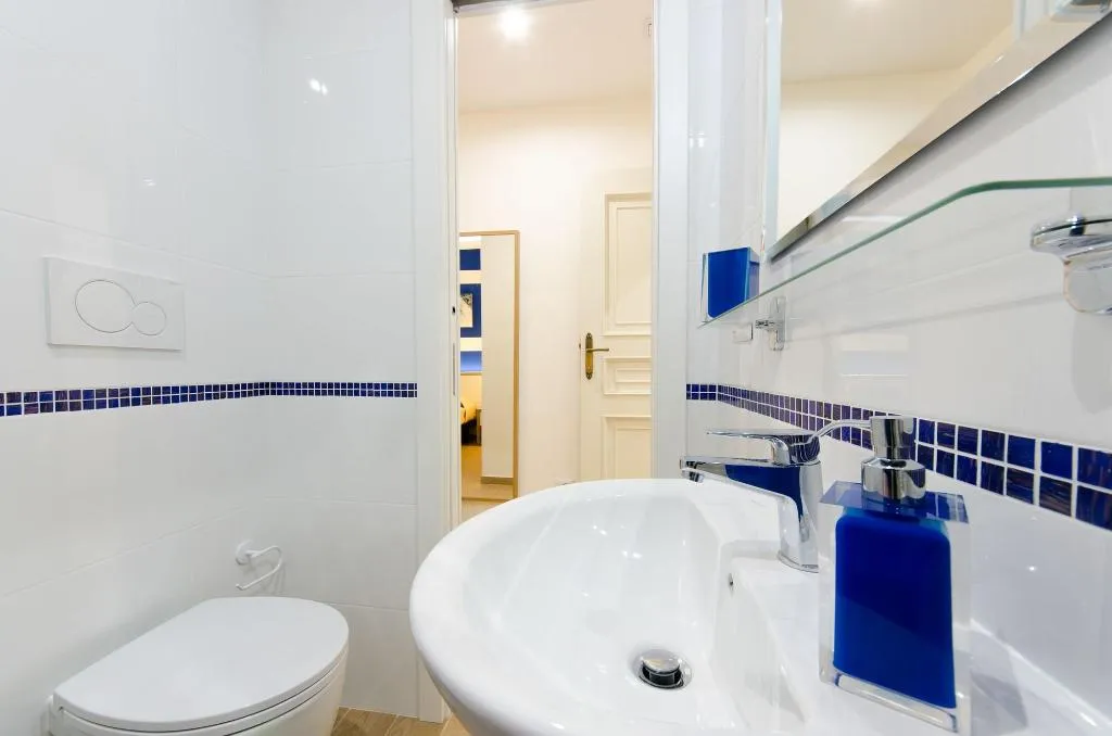 Room, Gemme Di Roma, Naples