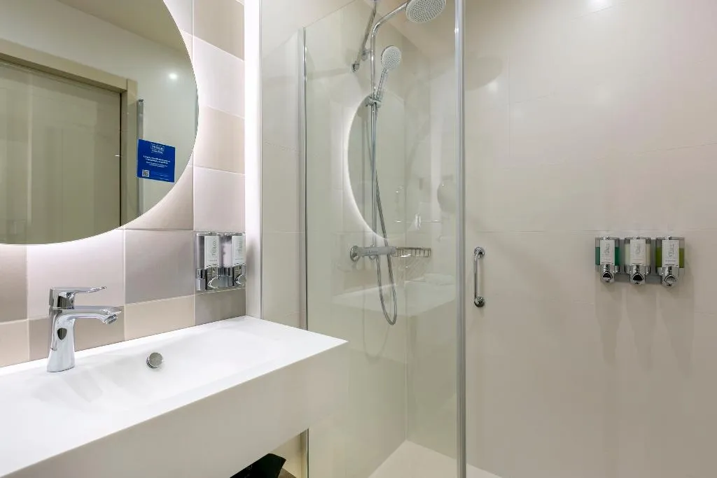 DOUBLE QUEEN SIZE BED Room, Hampton by Hilton Barcelona Fira Gran Via, Barcelona