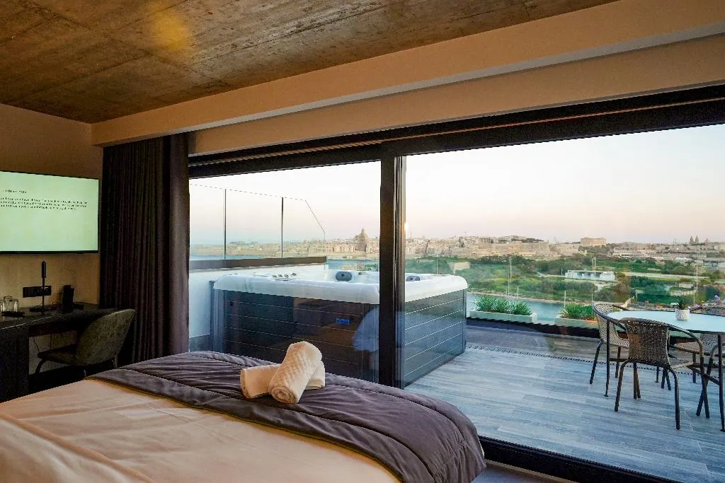 SUITE KING BED WITH JACUZZI Room, The Londoner Hotel Sliema, Malta