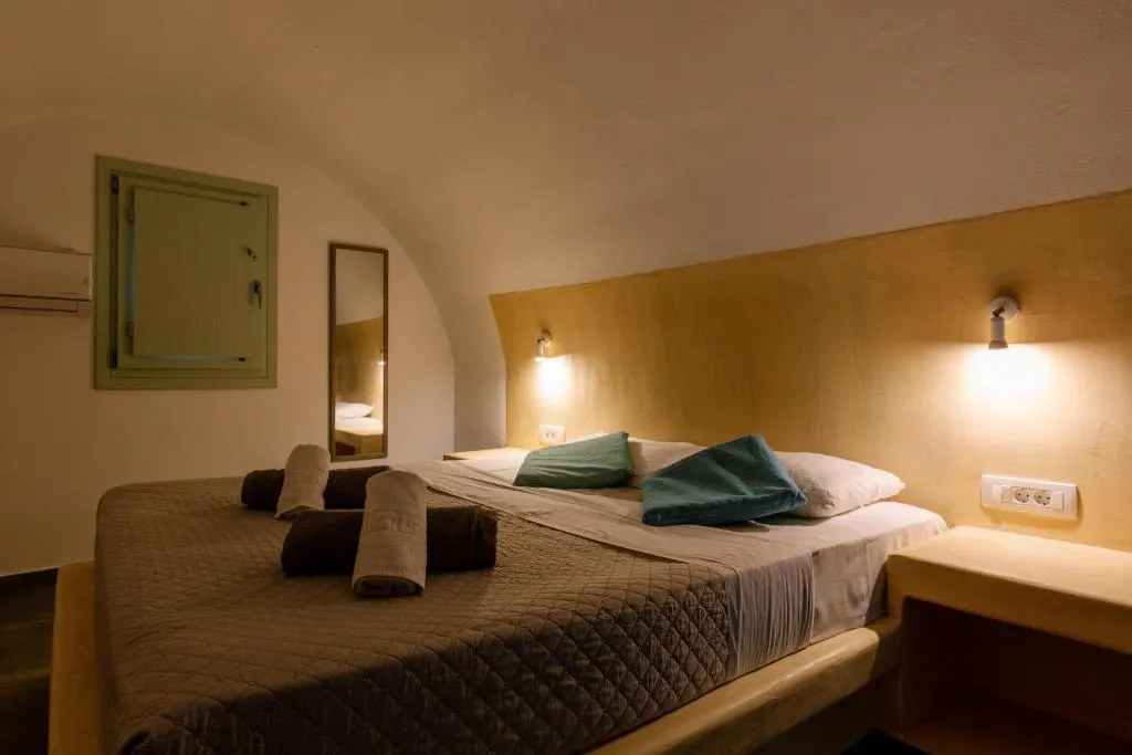 QUADRUPLE DELUXE Room, White Element, Santorini
