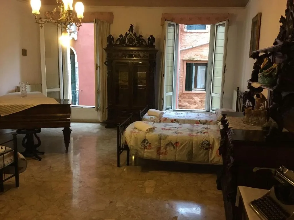 Room, Venice Sun Apartment And Rooms, Venice