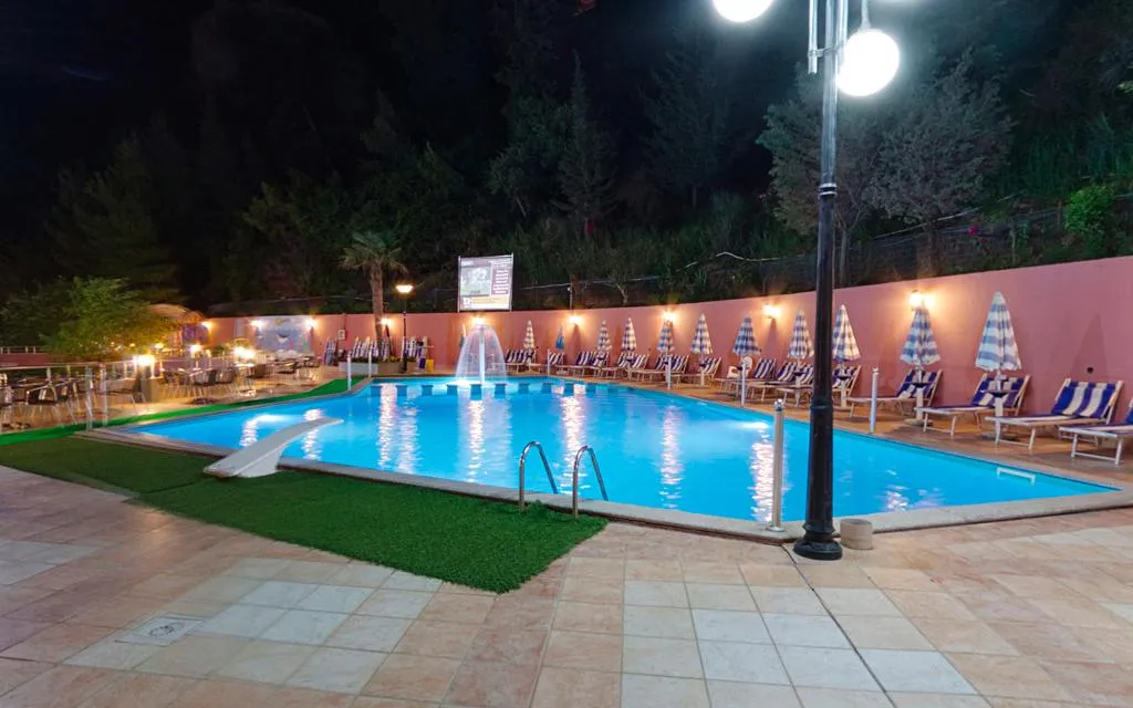 Pool, New York, Kavaje
