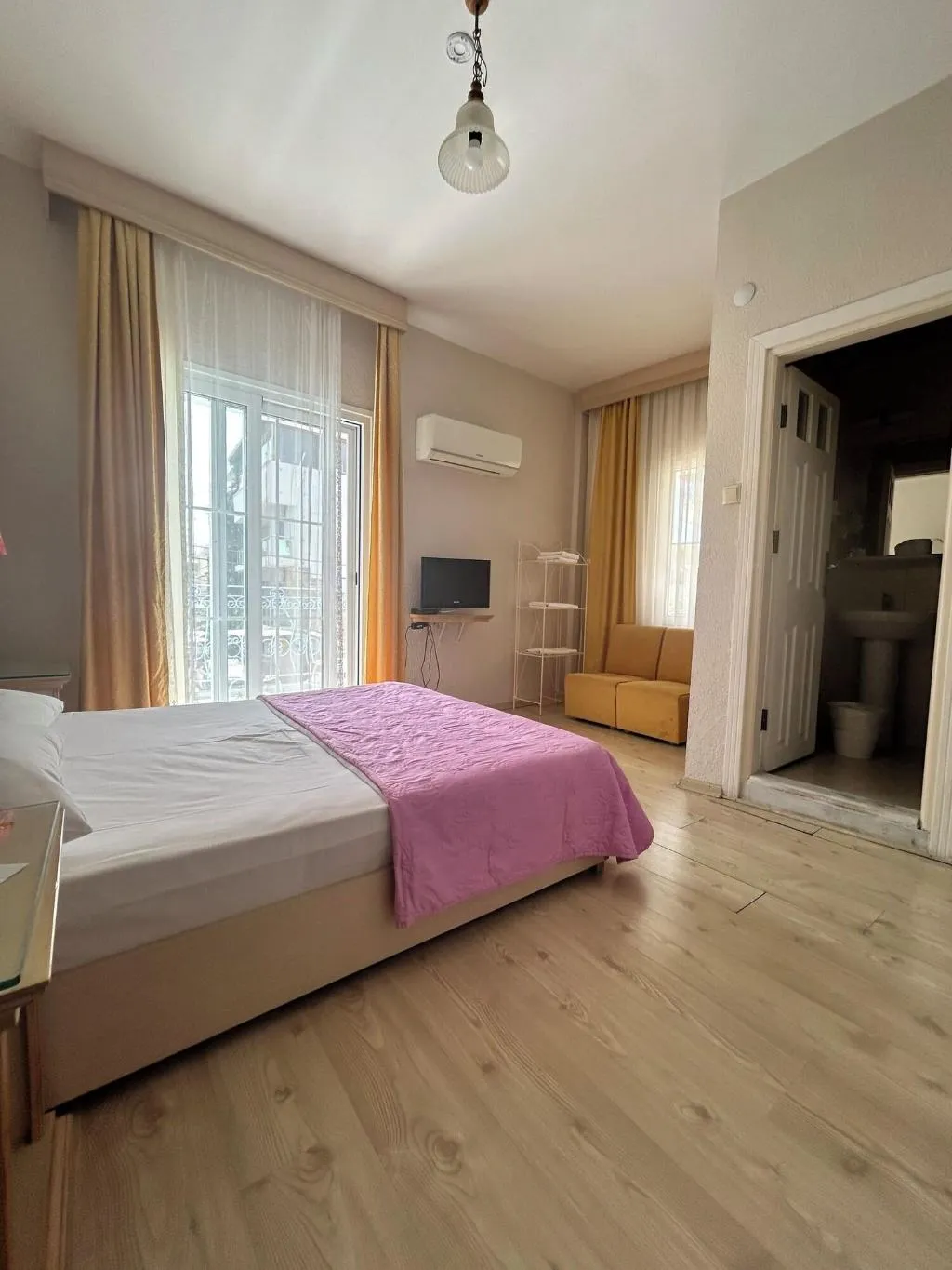 Room, Melaike, Izmir