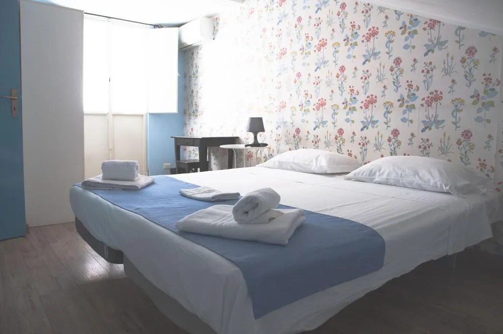 Room, City-in-hostel-B&B, Catania