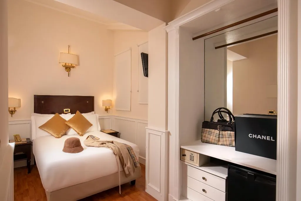 SINGLE STANDARD Room, del Corso, Rome