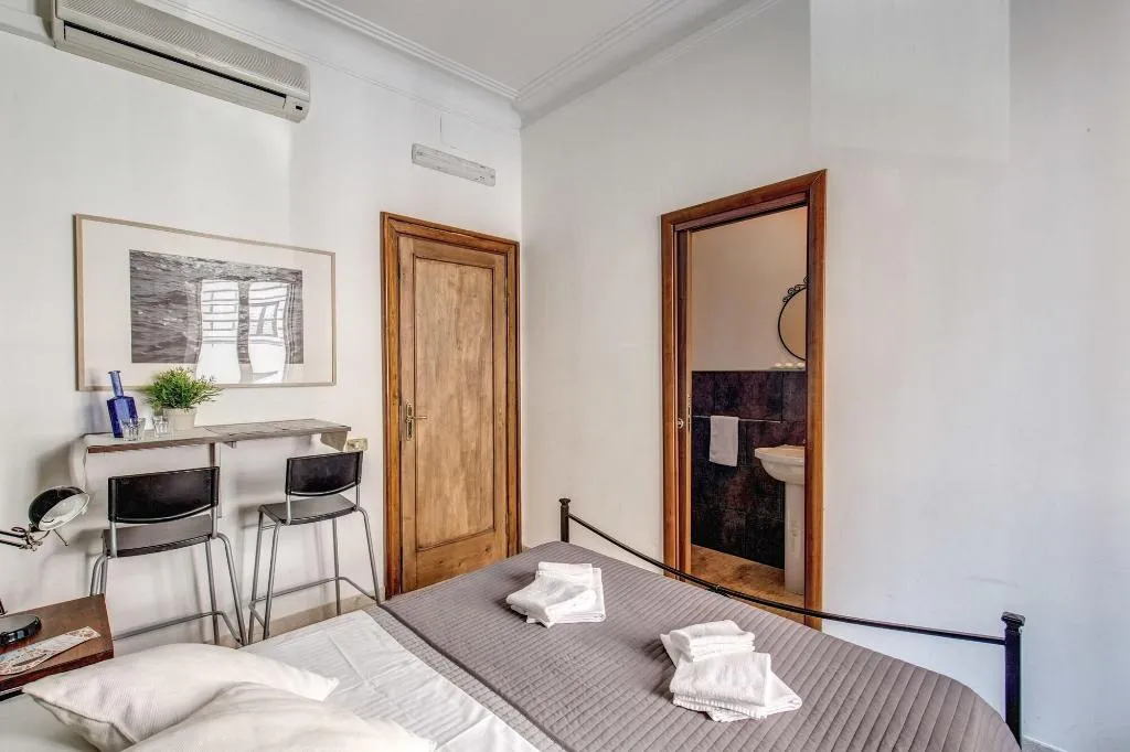 Room, B&B Locanderia, Naples