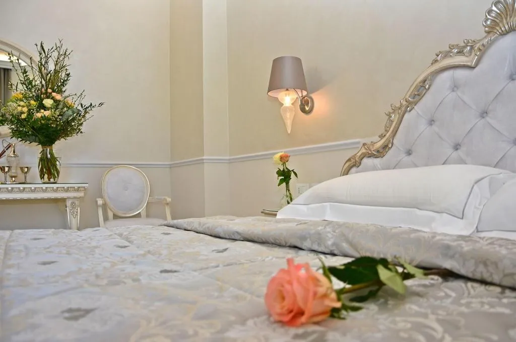DOUBLE CLASSIC QUEEN BED Room, The Moon Boutique Hotel, Florence