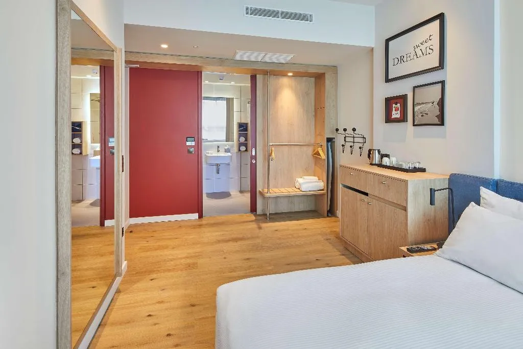 DOUBLE Accessible-Queen Size Bed Room, Hampton by Hilton Barcelona Fira Gran Via, Barcelona