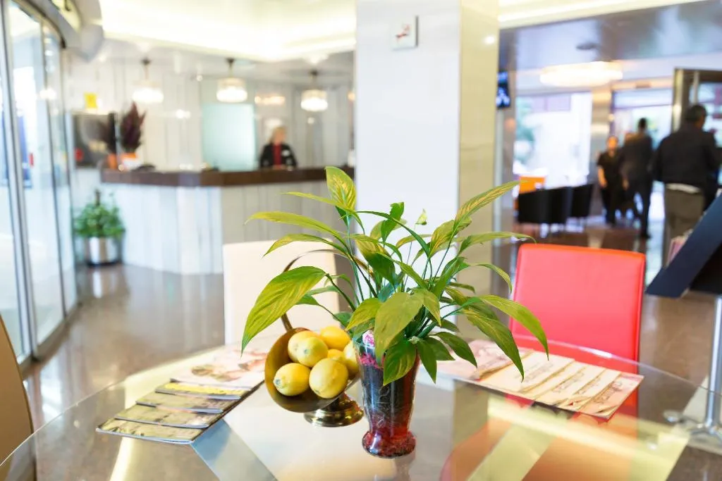 Lobby, Ronda Lesseps, Barcelona