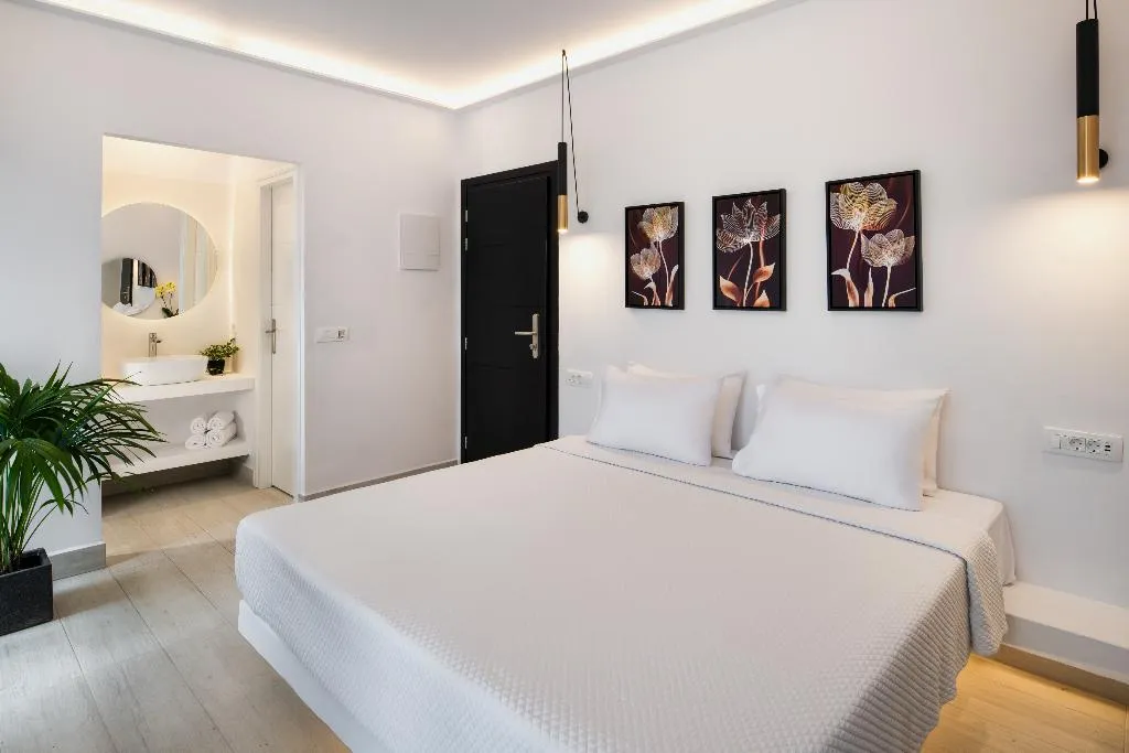 SUITE DELUXE WITH PRIVATE POOL Room, Palm Island Suites, Santorini