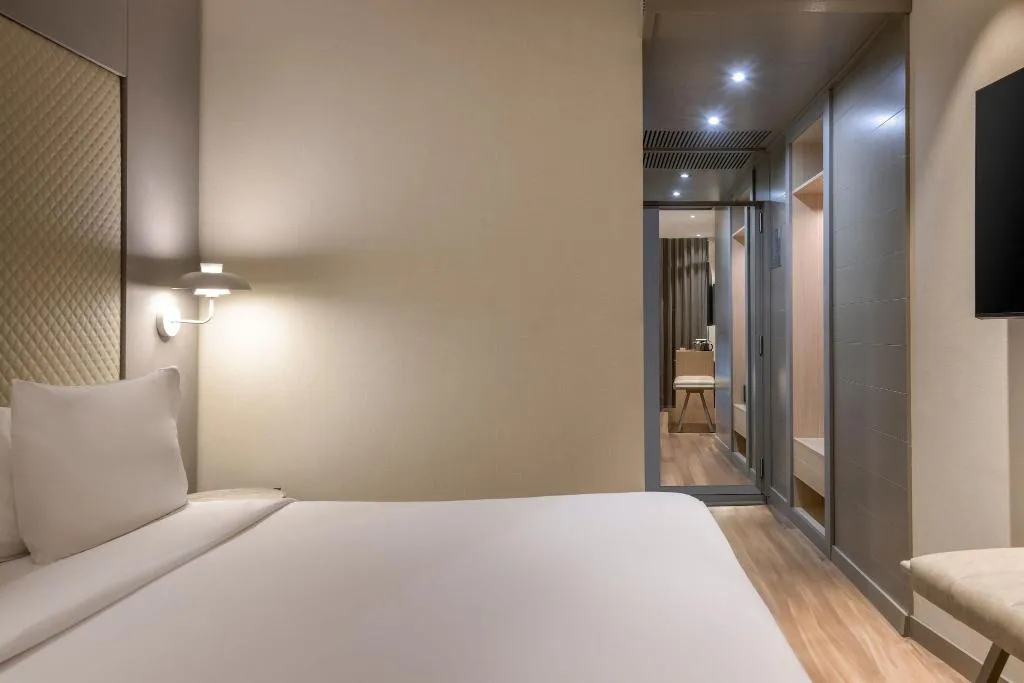 DOUBLE CITY VIEW KING BED Room, AC Som, Barcelona