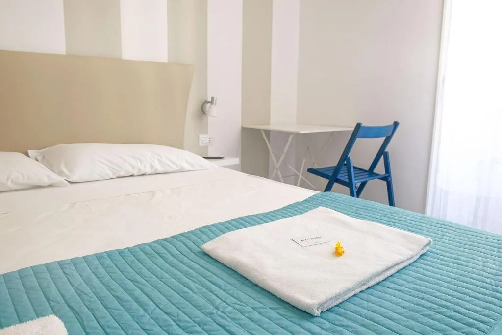 Room, B&B Università, Naples