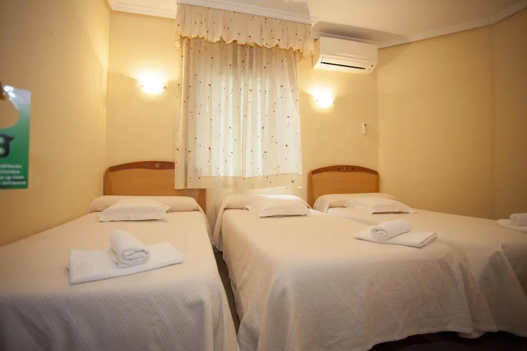 Room, Hostal Los Rosales, Madrid