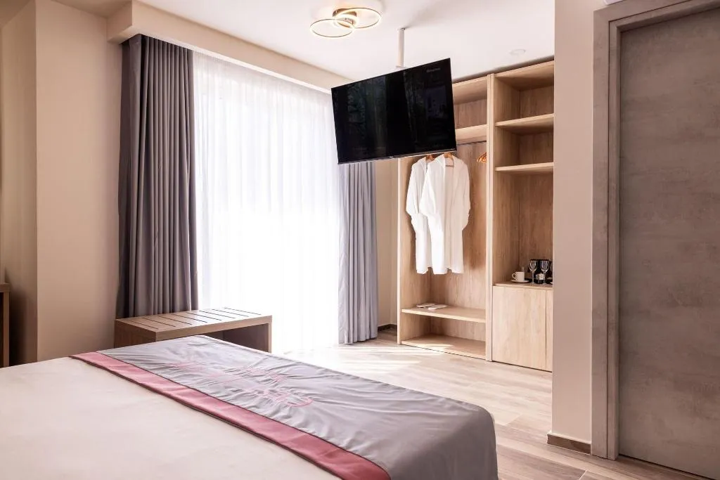Room, C'est La Vie Boutik Swieqi, Malta