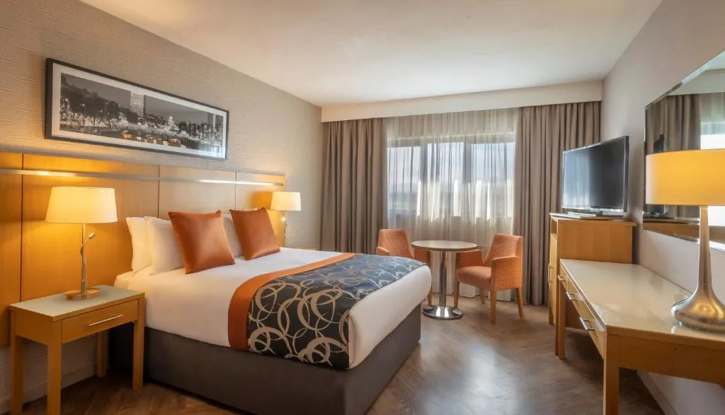 DOUBLE DELUXE KING BED Room, Clayton Hotel Ballsbridge, Dublin