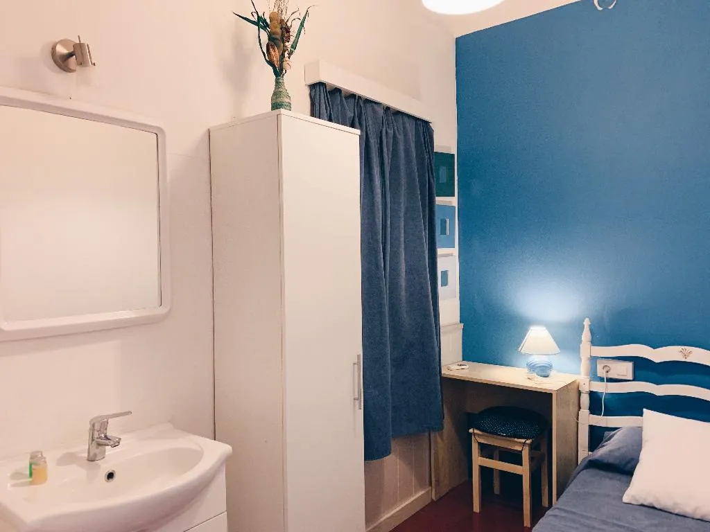 SINGLE WITH SHARED BATHROOM Room, Hostal Portbou, Costa Brava