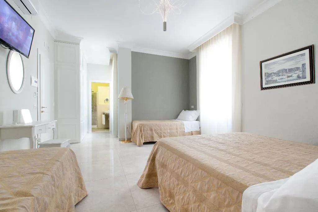 QUADRUPLE DELUXE Room, Ruins B&B, Naples