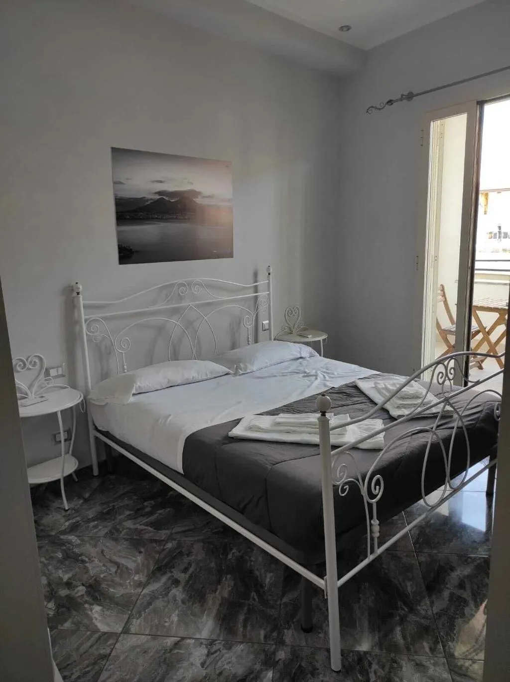 Room, B&B Università, Naples
