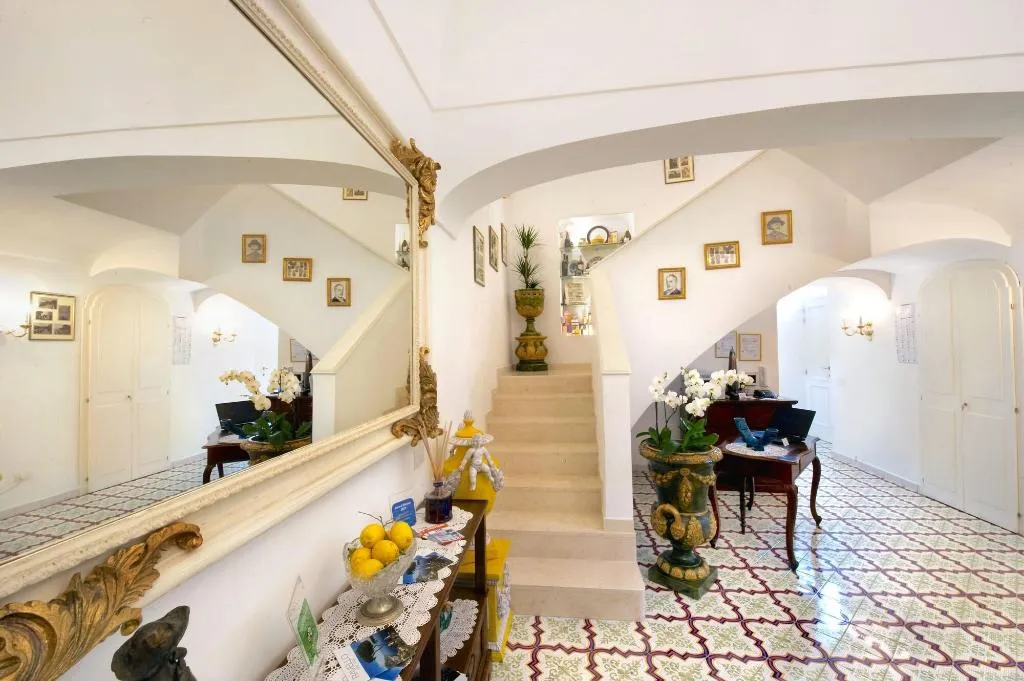 Lobby, Palazzo Pascal, Naples