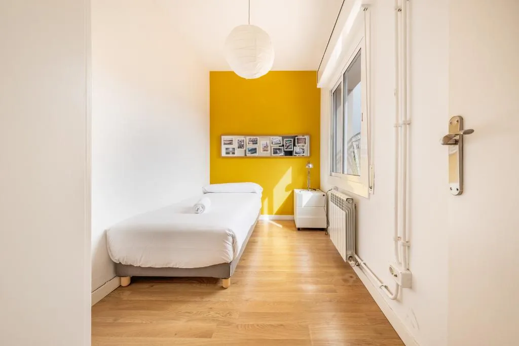 APARTMENT CAPACITY 5 THREE BEDROOM Room, Ainb Barcelona Sants Apartments, Barcelona