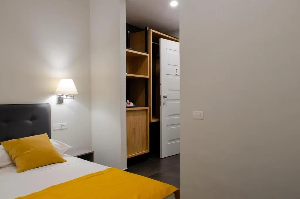Room, Napoli Svelata, Naples