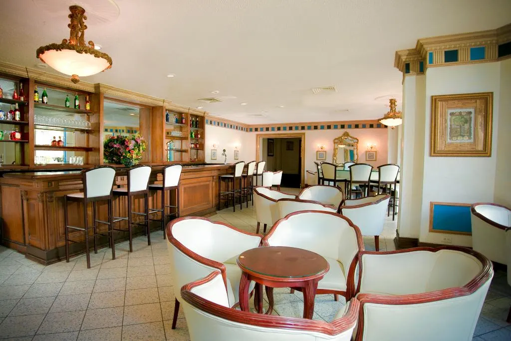 Bar, Breezes Bahamas, Nassau