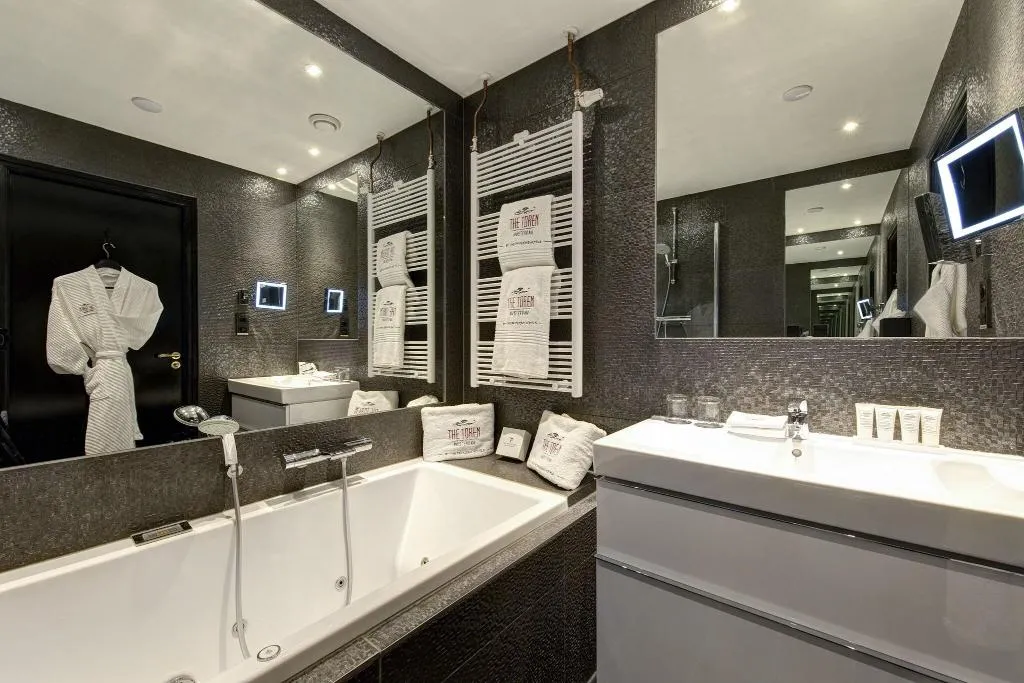 DOUBLE CANAL VIEW Room, The Pavilions Amsterdam, The Toren, Amsterdam