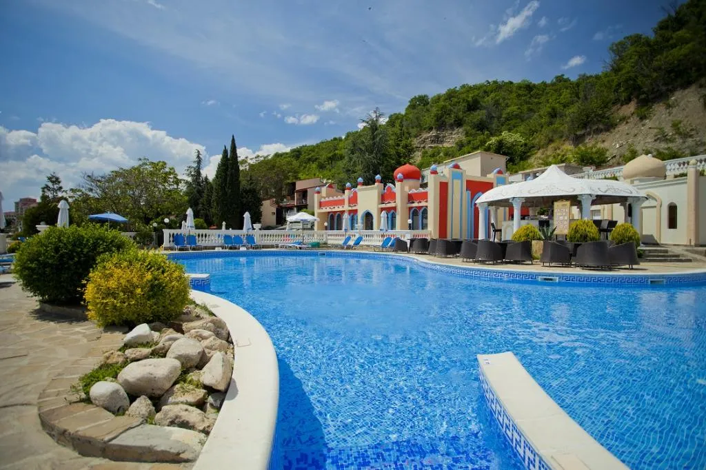 Bar, Royal Bay, Bourgas