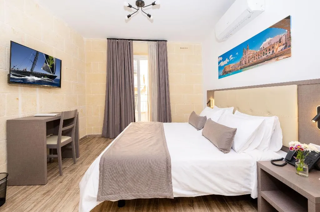 DOUBLE WITH BALCONY Room, C4 Retreats Gozo, Gozo