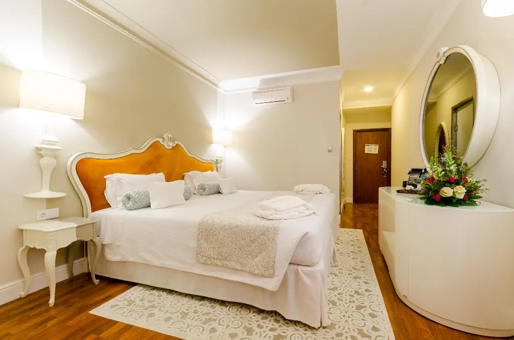 DOUBLE SUPERIOR Room, Hotel Borges Chiado, Lisbon