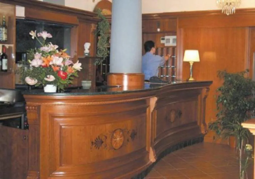 Lobby, California, Florence