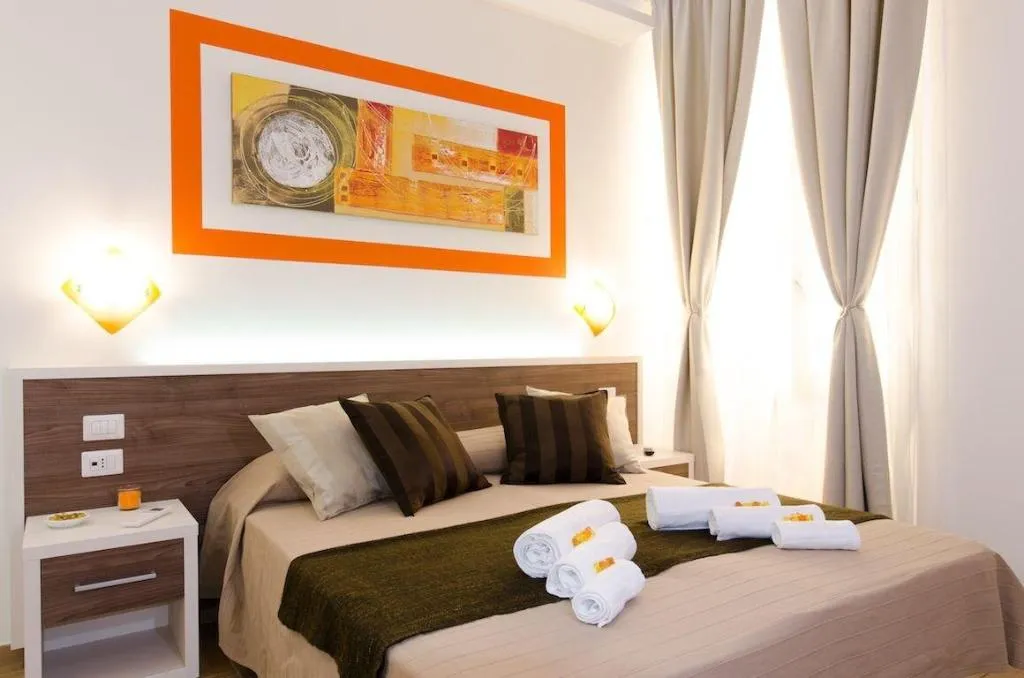 Room, Gemme Di Roma, Naples