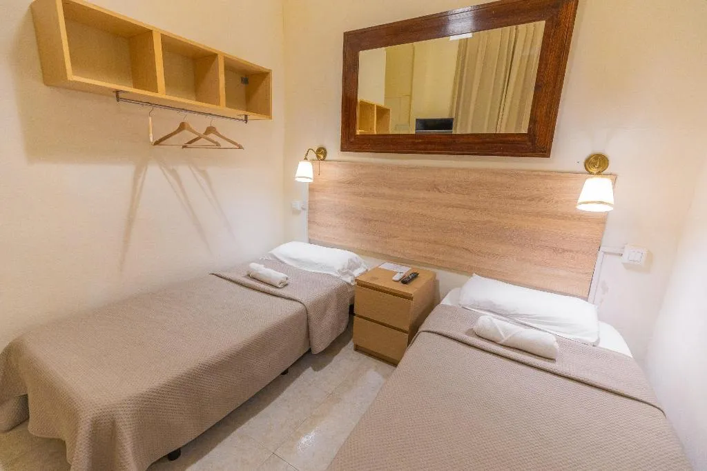 Room, Nuevo Suizo, Seville