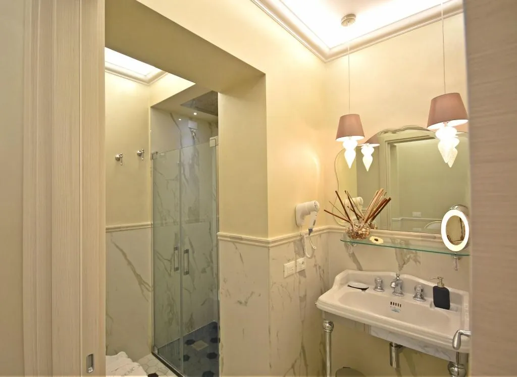 DOUBLE DELUXE QUEEN BED Room, The Moon Boutique Hotel, Florence