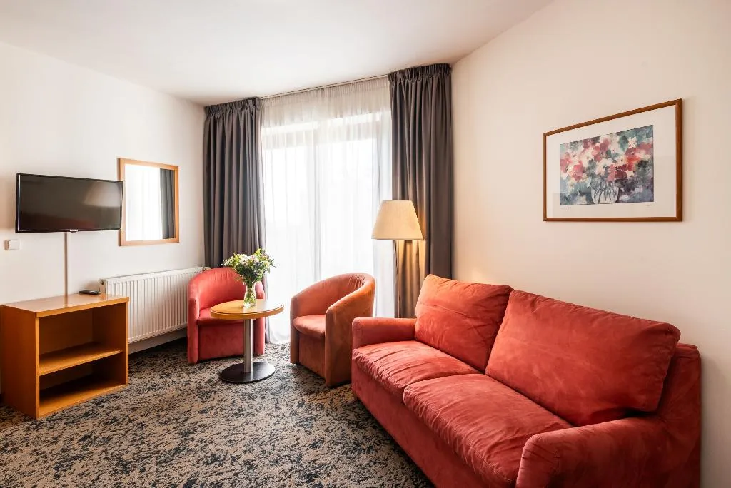 SUITE CAPACITY 3 Room, Hotel Troja Prague, Prague