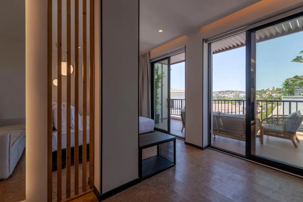 DOUBLE DELUXE QUEEN BED Room, Parea, Athens