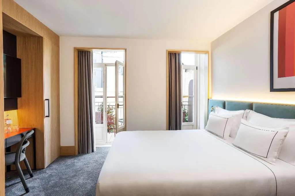 DOUBLE GUEST ROOM QUEEN BED Room, Arts Hotel Porto, Tapestry Collection By Hilton, Porto