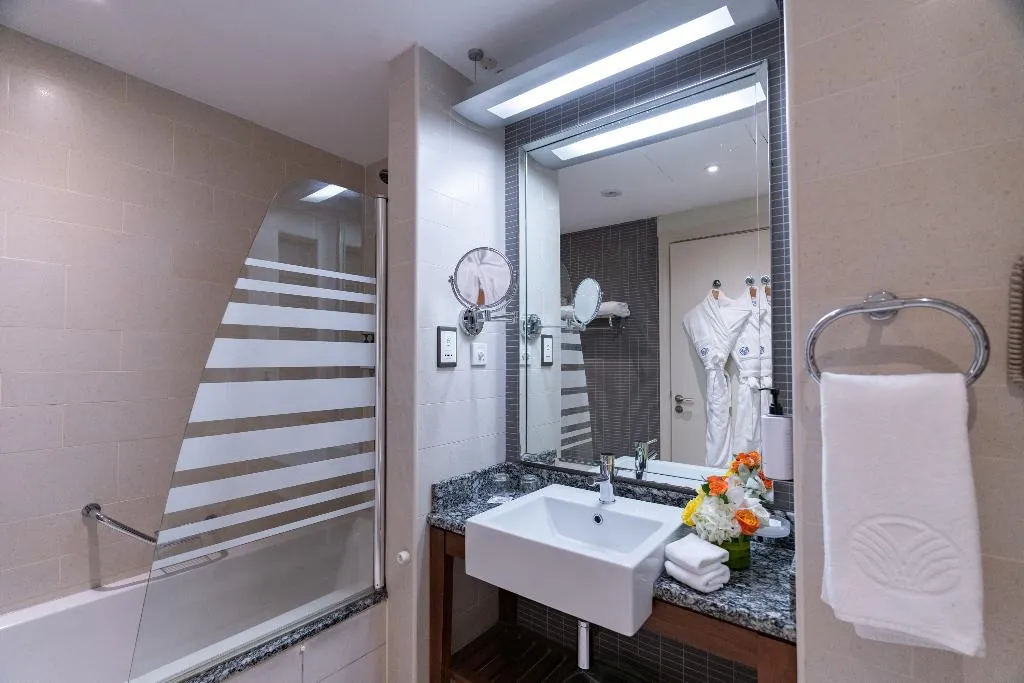 DOUBLE SEA VIEW KING BED Room, Amwaj Rotana-Jumeirah Beach, Dubai