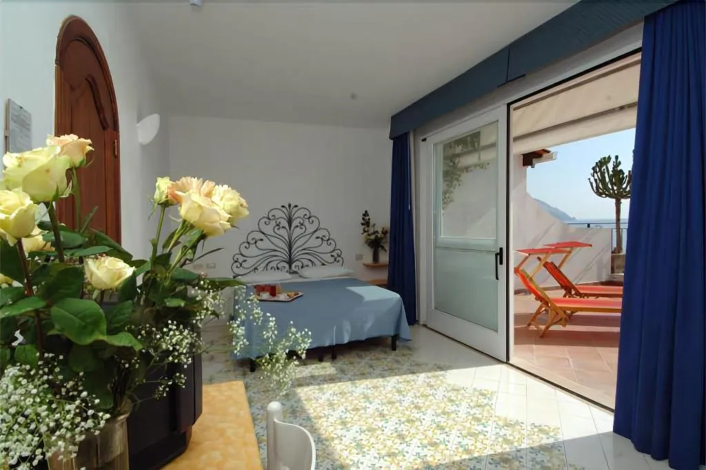 Room, Pupetto, Naples