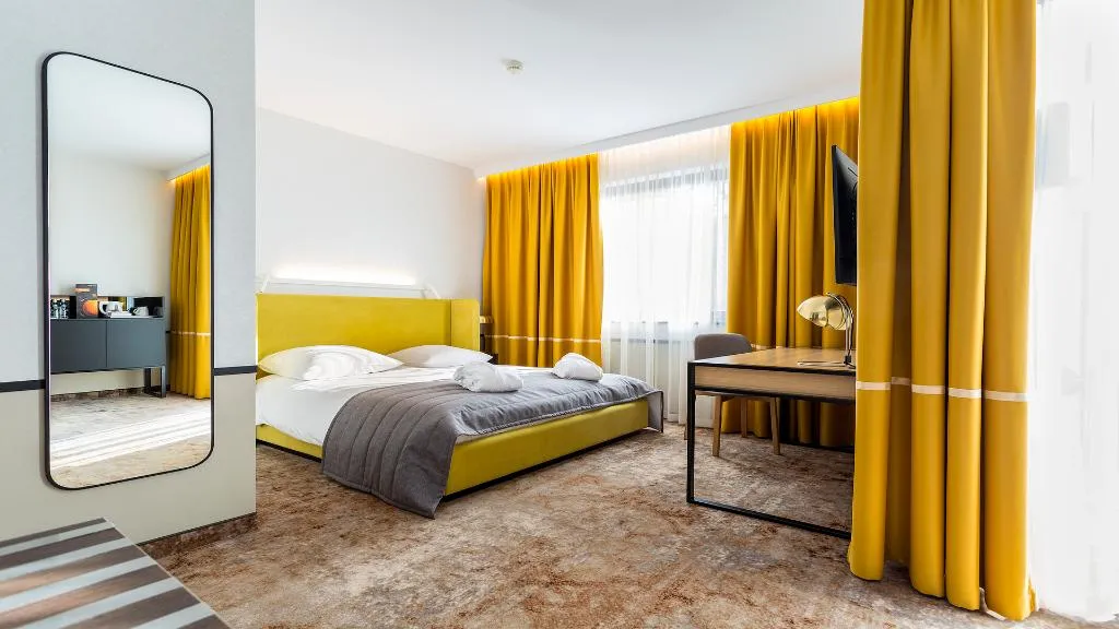 JUNIOR SUITE WITH BALCONY Room, Qubus Hotel Krakow, Krakow