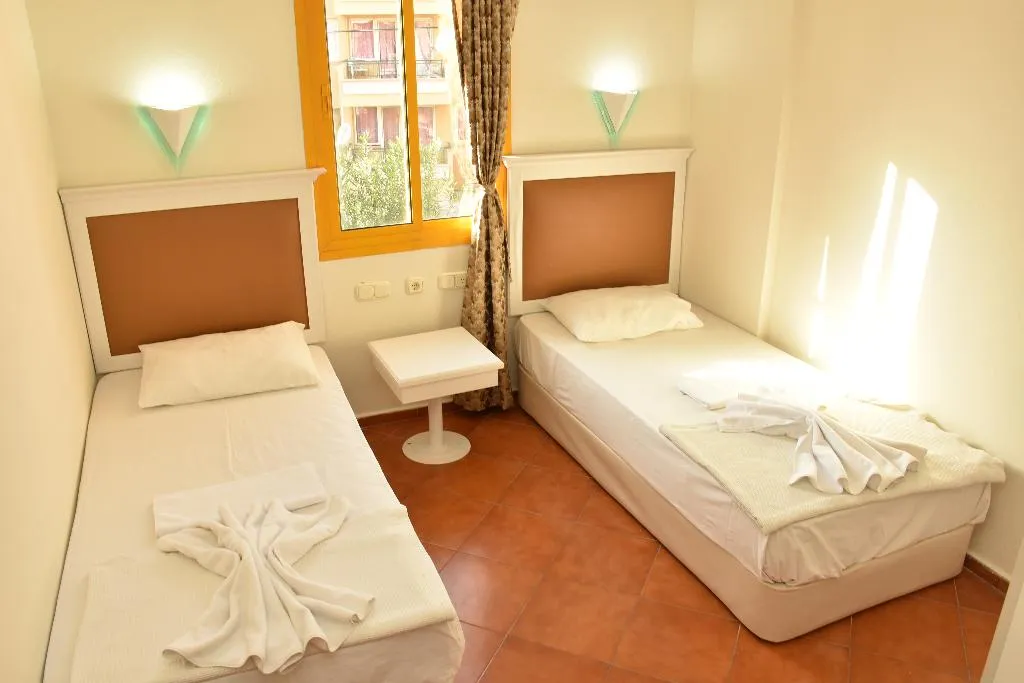 Room, Club Dante, Dalaman