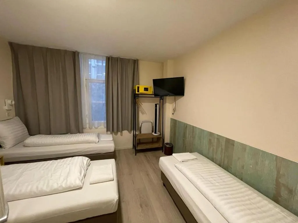 General view, Damrak-Inn, Amsterdam
