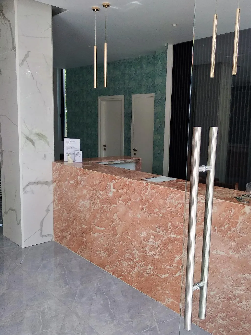 Lobby, Catherine, Kos