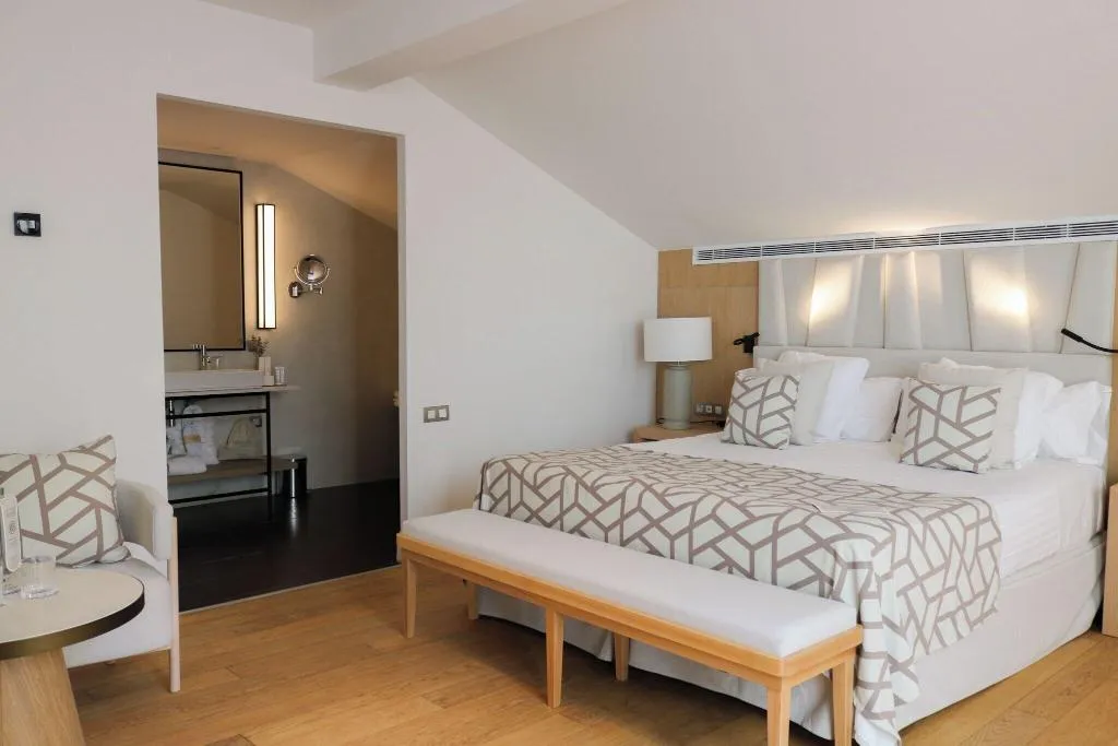 TRIPLE DELUXE QUEEN BED Room, Hospes Palau de la Mar Valencia, Valencia