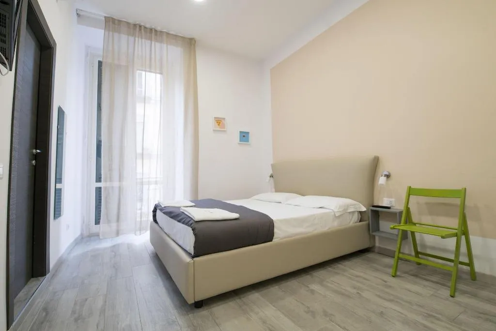 Room, B&B Università, Naples