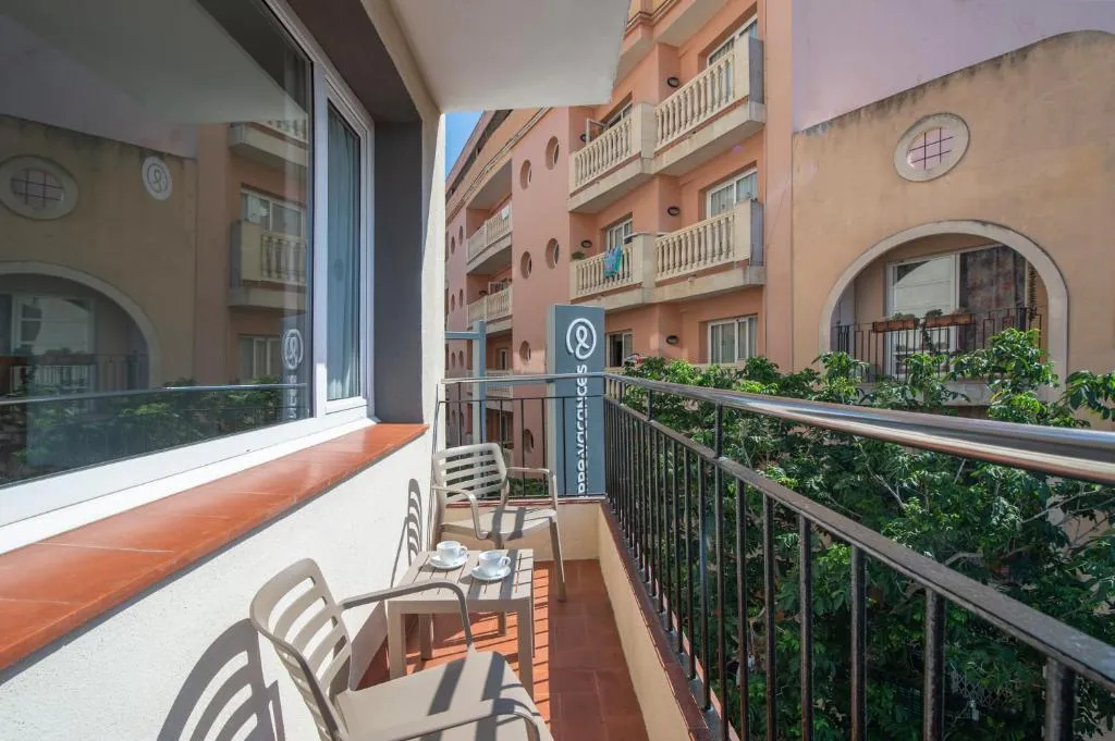 TRIPLE STANDARD Room, Hotel Lloret Santa Rosa by Pierre & Vacances, Costa Brava