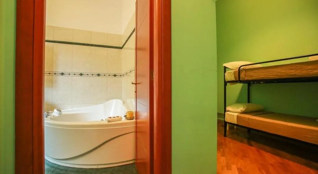 Room, A Casa Nostra, Naples
