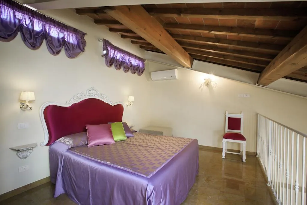 Room, Villa Lucrezia Firenze, Florence